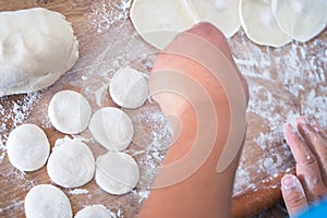 Dumpling making roll dumpling skin