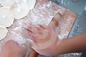 Dumpling making roll dumpling skin