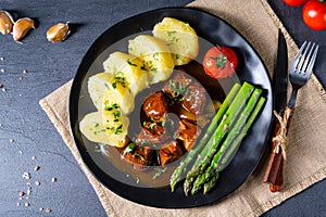 Dumplings with beef goulash and green asparagus