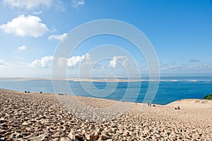 Duna de en cuenca más cercano Francia cielo azul azul Agua blanco nubes a arena arena 