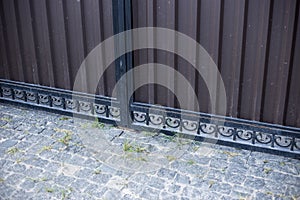 Durable wavy fence