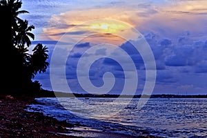 Oscuridad la luz sobre el Playa 