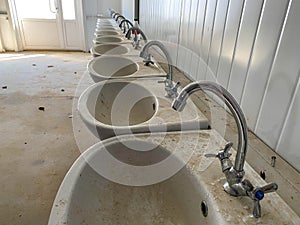 Polveroso bianco terme rubinetti mani diventare linea linea dentro 