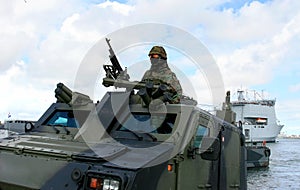 Dutch landing marine upon tank