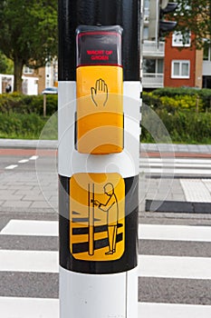 Dutch pedestrian light with button and text to wait for green l