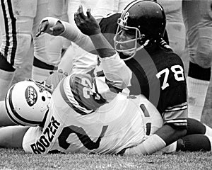 Dwight White tackles Emerson Boozer