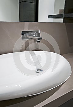 Dynamic shape hand wash basin