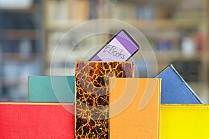 Kniha riadok z viacfarebný rozmazané kniha čitateľ a správa 