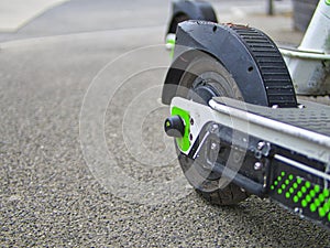 E-Scooter Reifen auf der Strasse mit eienem anderen Roller photo