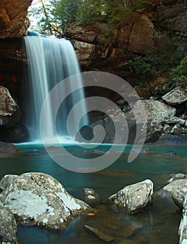 Eagle Falls in Cumberland falls state park during late fall