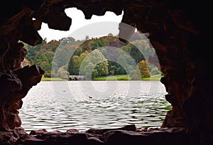 Presto in arrivo autunno  declino scena attraverso calcolo da rurale giardino grotta 