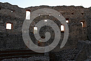 Ranogotické vnútorné nádvorie so zvyškami obytných budov na hrade Topoľčany, Slovensko