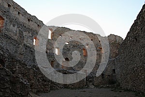 Raně gotické vnitřní nádvoří se zbytky obytných budov na zámku Topoľčany, Slovensko