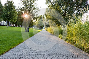 Brzký ranní snímek promenády před obchodním centrem Eurovea v Bratislavě