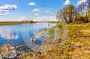 Próximamente primavera panorámico de un rio el valle humedales a naturaleza reservar en municipio en polonia 