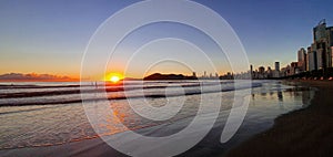 Amanhecer e nascer do sol em BalneÃÂ¡rio CamboriÃÂº Gourgeous and amazing sunrise at a tropical beach in Brazil photo