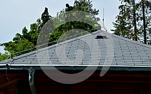 An earth conductor must be installed on each gray roof, which copies the outline of the building and protects the truss from light