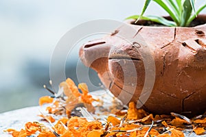 Earthen object with flours