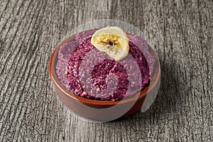 Earthenware plate with acai paste