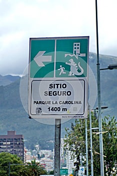 Earthquake evacuation sign in Quito
