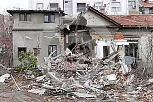 Earthquake house