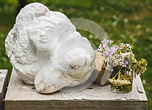 Stojan kameň sochárstvo líčiť žena jar kvety v sklo 