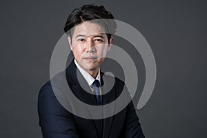 Salida asiático emprendedor tiroteo estudio retrato 