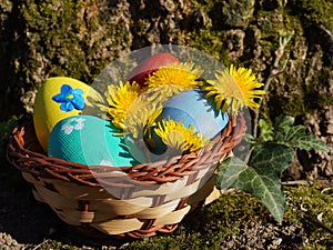 Pascua de resurrección vistoso pintado huevos en mimbre pequeno 