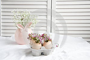 Easter decor - Flowers in eggshells