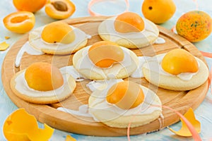 Easter egg cookies - shortbread cookies with glaze and apricots