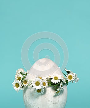 Easter egg with daisy wreath