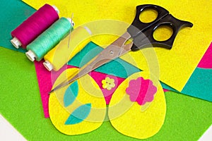 Easter egg patterns set, flower buttons, colored threads set, scissors, flat felt pieces. How to make Easter egg ornament. Step