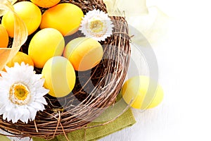 Pascua de resurrección huevos a primavera flores 