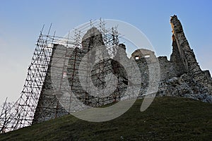 Východná stena stredovekého hradu Hrušov, stredné Slovensko, počas rekonštrukcie v zime 2020.