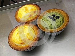 Easy and Delicious mini homemade tart, cream chesses, green tea, mango cream chesse on oven tray, mini pie