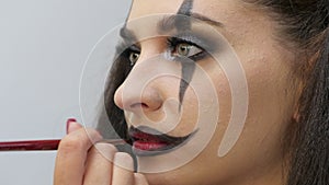 Easy halloween makeup. Applying makeup to the face.