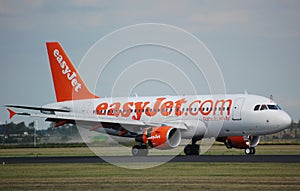EasyJet Airbus 319 lands