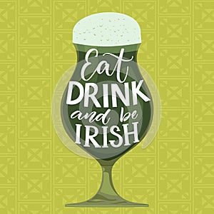 Mangiare bere un un appartamento irlandesi. ridicolo proverbi. mano Scrivere sul verde bicchiere sul celtico 