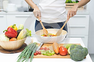 Jesť zdravý jedlo dobrý. žena varenie šalát čerstvý zelenina 