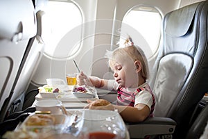 Comer en Un avion 