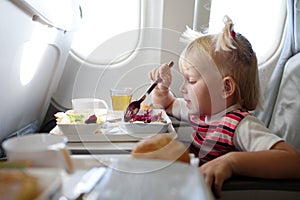 Comer en Un avion 