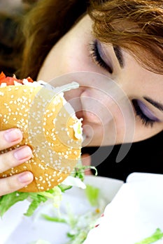 Comer rápidamente comida 