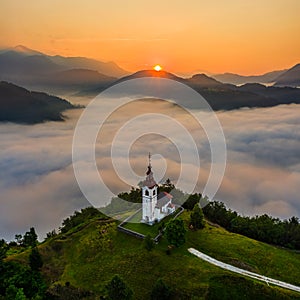   Eslovenia antena trompeta de hermoso la cima de la colina iglesia de. sobre el amanecer manana niebla 