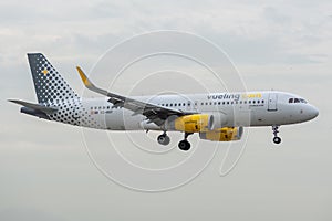 Airbus A320-232 operated by Vueling on landing