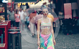 Eccentric woman model walking down the street - Female nonconformist - Unconventional girl