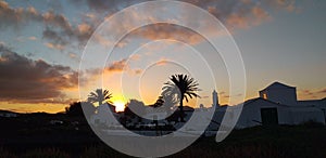 eccezionale tramonto nel deserto con case bianche e palme