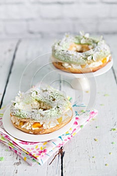 Eclair rings with a cream and canned peaches