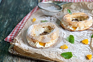 Eclair rings with a cream and canned peaches