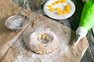 Eclair rings filled with a cream and canned peaches