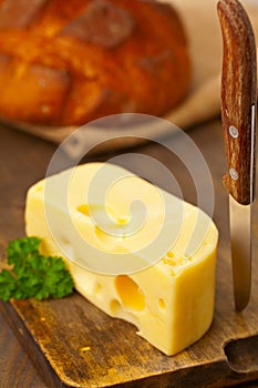 Edam cheese with bread